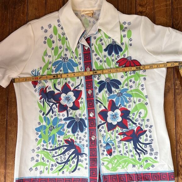 Vintage women’s 1970s polyester, Polynesian Floral Graphic Short Sleeve Shirt - Picture 4 of 7